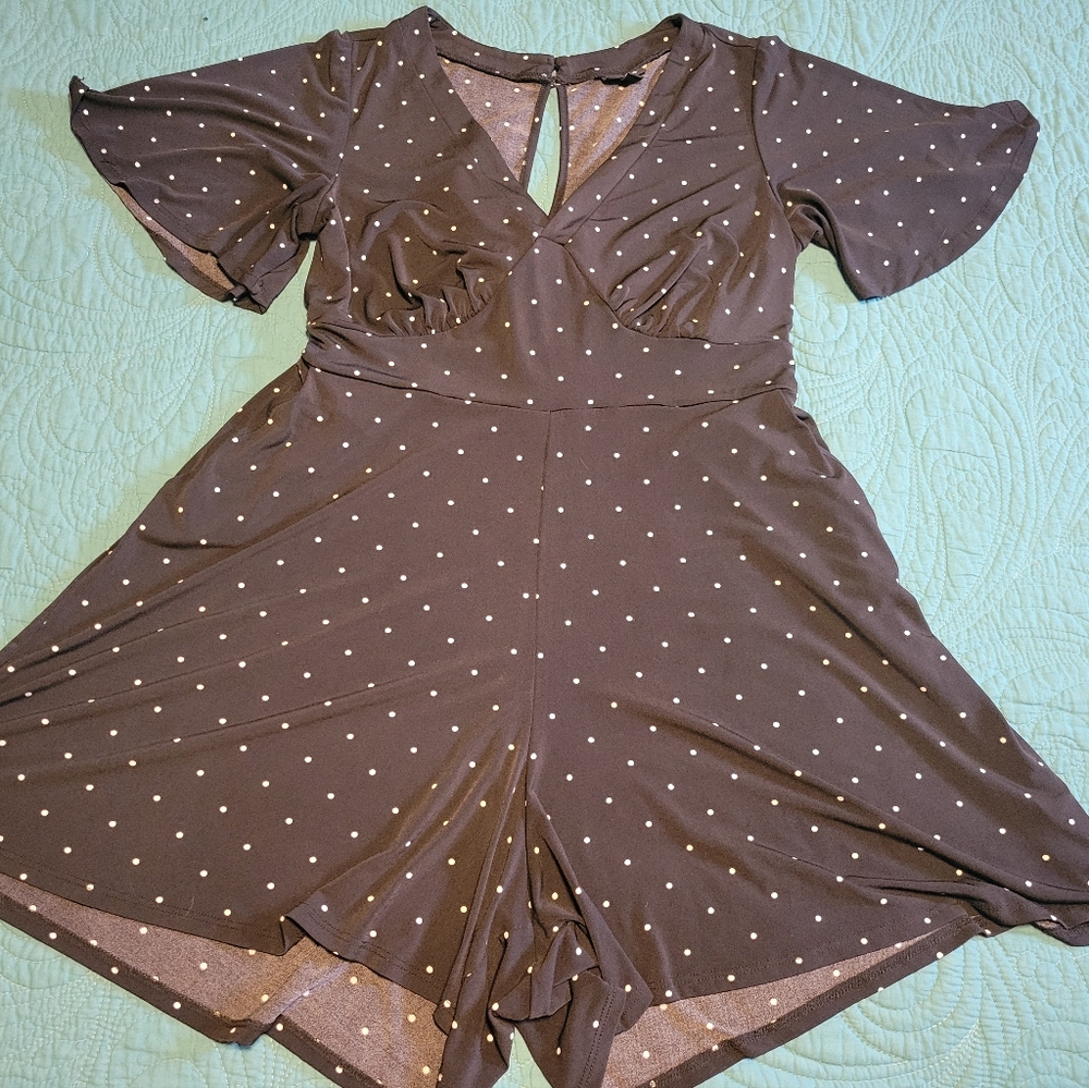 Torrid Short sleeve Romper with tie in back